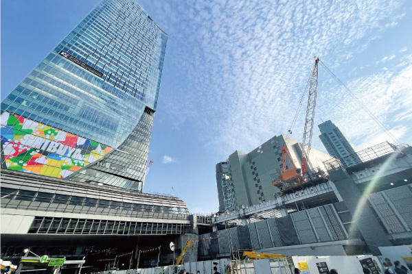 渋谷スクランブルスクエア(東棟)と開発が進む東急百貨店東横店跡地(中央棟&西棟予定地)