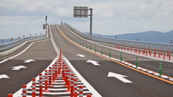 芦刈南IC付近から「六角川大橋」に延びる佐賀福富道路。
