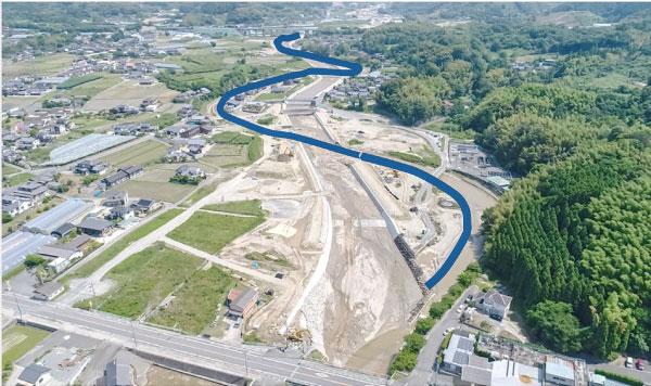 線形変更を進めている赤谷川(林田地区)。青い線がもともとの線形。(写真提供:九州地方整備局)