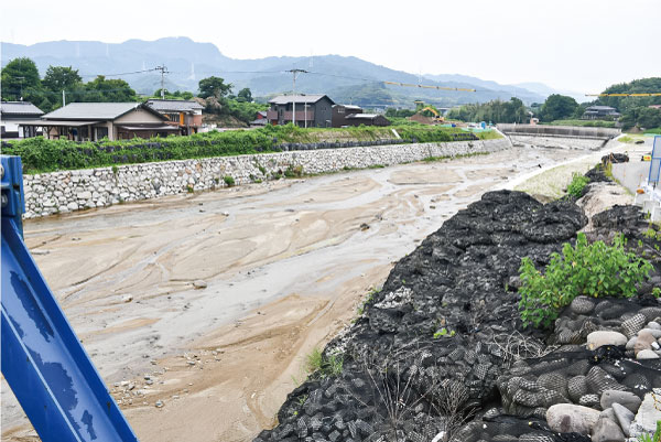 林田地区に設置された仮橋から上流を眺める