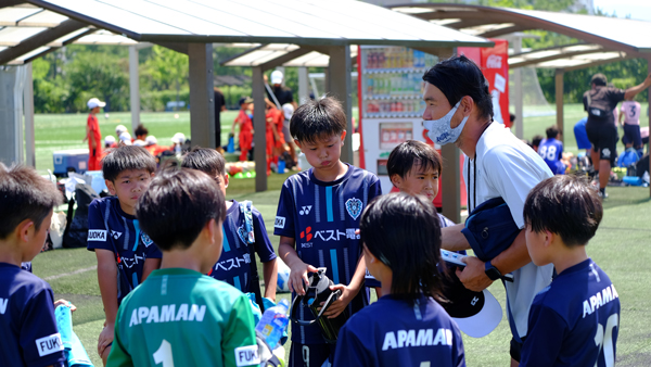 出雲大輝U-12コーチの声掛けに真剣な表情で聞き入るアビスパ福岡アカデミーの選手たち