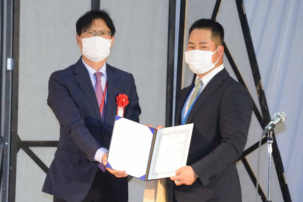 世界韓人経済貿易協会(OKTA) 福岡支部への表彰 (左から)許館長、OKTA副会長