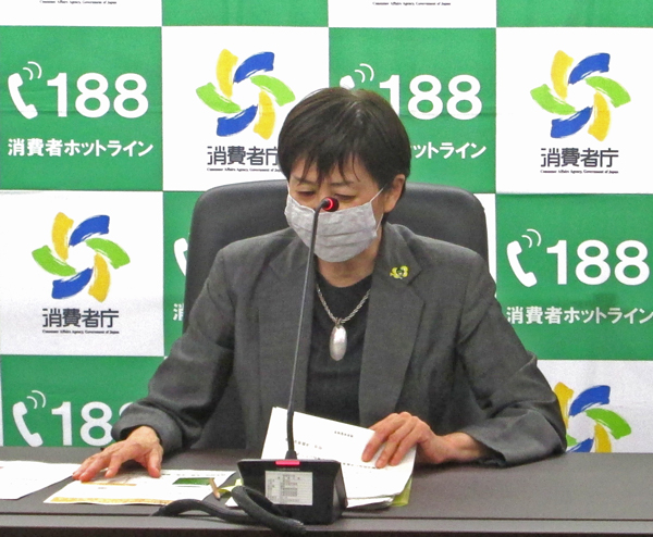 記者会見する消費者庁の伊藤長官（25日午後、東京・霞が関）