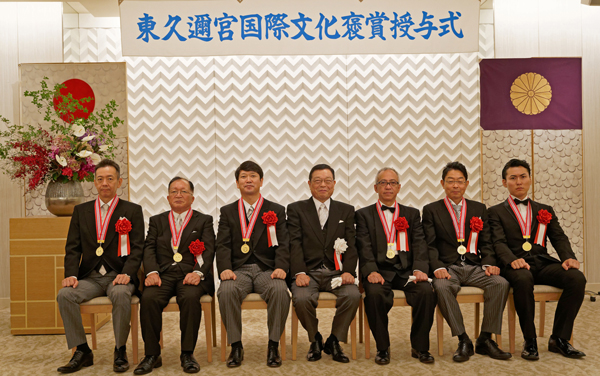 受賞者の6人と明川総裁・代表理事(中央)