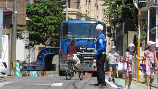 通学時間帯の通学路を大型車両がふさぐ
