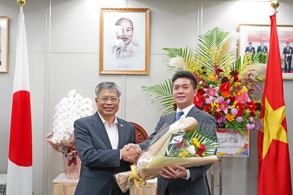 ヴー・ビン総領事(左)とグェン・ズイ・アン会長 (1)
