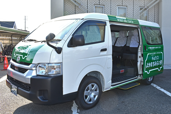 8人乗りのオンデマンドバス「よかまちみらい号」