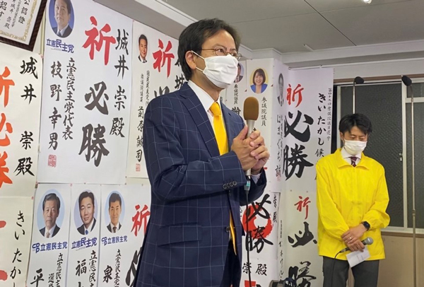 10月31日、当選を決めた城井氏