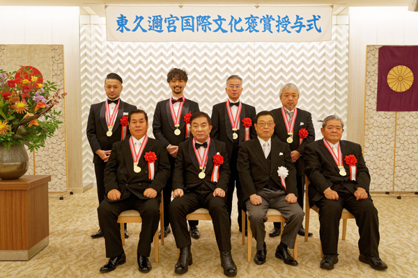 受賞者と明川総裁・代表理事(前列の右から2人目)
