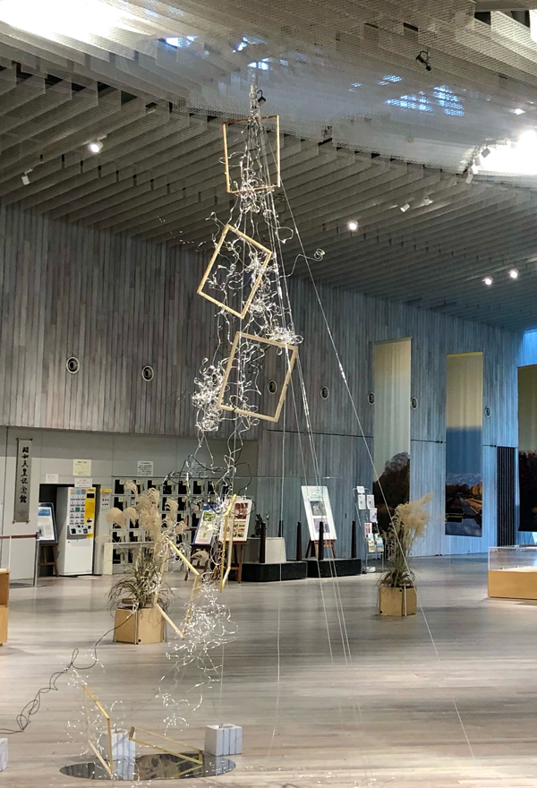 佐藤雅子氏の作品「波動」