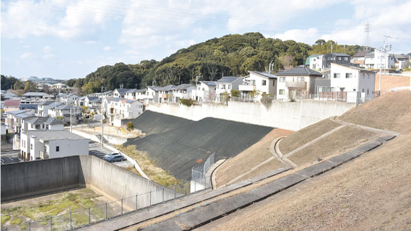 山側を切り拓いて新たな住宅開発が進行