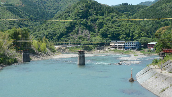 熊本豪雨で橋桁ごと流されたJR肥薩線球磨川第二橋梁。明治41(1908)年の架設で国の近代化産業遺産群の1つに指定されていた(熊本県球磨村渡付近)