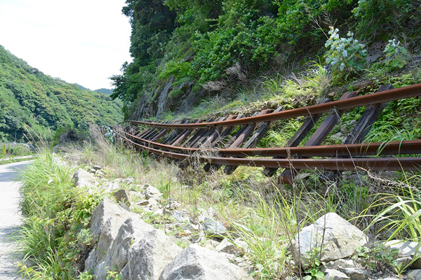 球磨川の氾濫で折れ曲がった線路(熊本県球磨村一勝地付近)