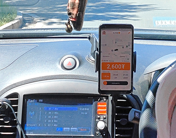 タクシー車内にて。料金メーターも決済もスマホで。