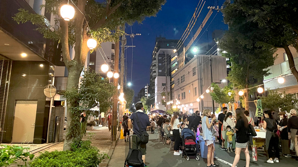 通り一帯に提灯が連なる