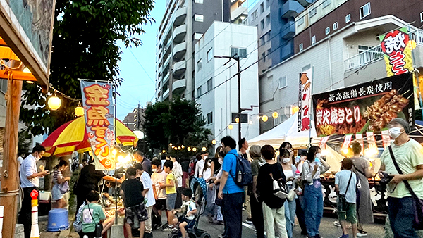露店が立ち並ぶ