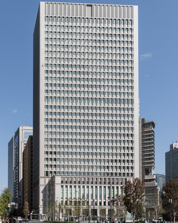 東芝のライバル日立製作所(本社の入る日本生命丸の内ビル)