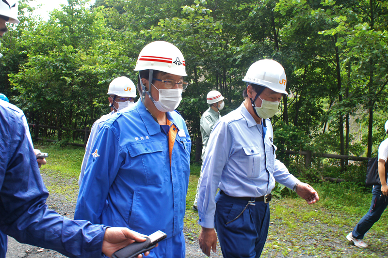 リニア計画の現地視察をする川勝知事