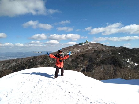 脊振の気象レーダー展望台にて・筆者　　バックは脊振山（1,055m）