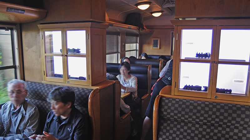 客車の車内は、4人掛けのボックスシートを中心に構成