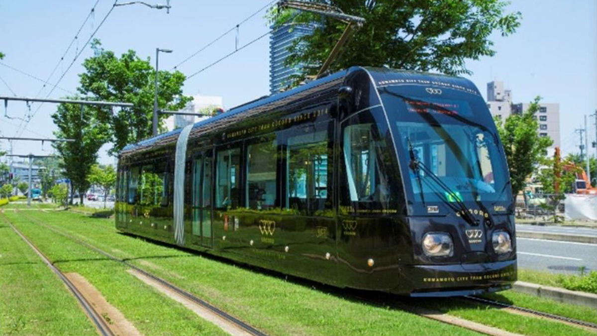 【写真説明】熊本市が旅客運送業務と施設や車両などの保有・整備の分離を打ち出した路面電車。（熊本市交通局の資料抜粋）