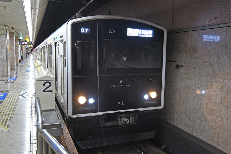 写真1　空港線はJR筑肥線と相互乗り入れを実施。 画像はJRから乗り入れる車両