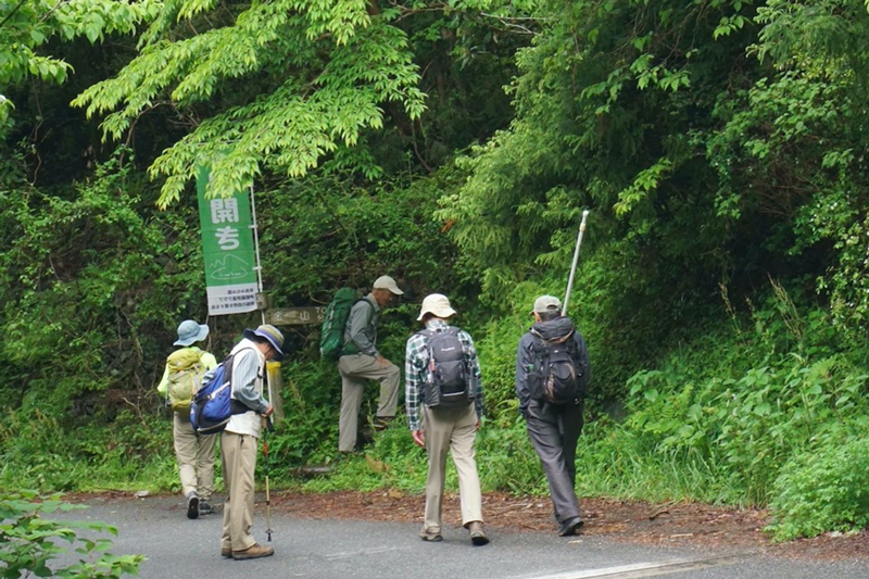 登山祭の準備に向かうスタッフ