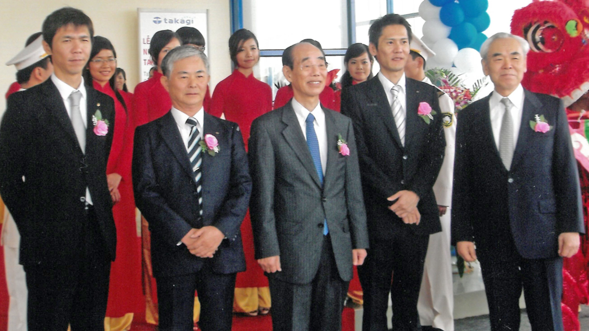 左から英一郎（甥）、泰男（弟）、寿雄、幹次郎（甥）、憲市（兄）（2009年）。 寿雄はタカギを支えた全員との絆を20年8月に切り捨ててしまった