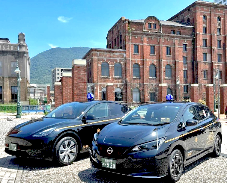 門司営業所に導入されるテスラモデル Y（写真左）と日産リーフ（写真右）