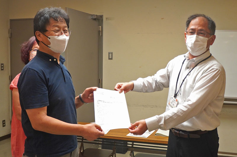 大阪市のIR推進局長宛に要望書を提出する山川義保事務局長