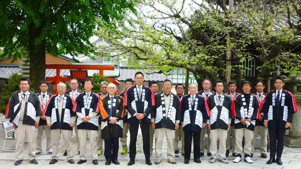毎年4月、社内式典の前に福岡市東区馬出の恵光院で行われる「物故者法要」