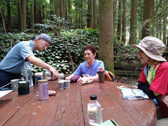 ▼『山カフェ』　コーヒーを振る舞う山小屋の主人Hと同行の2人