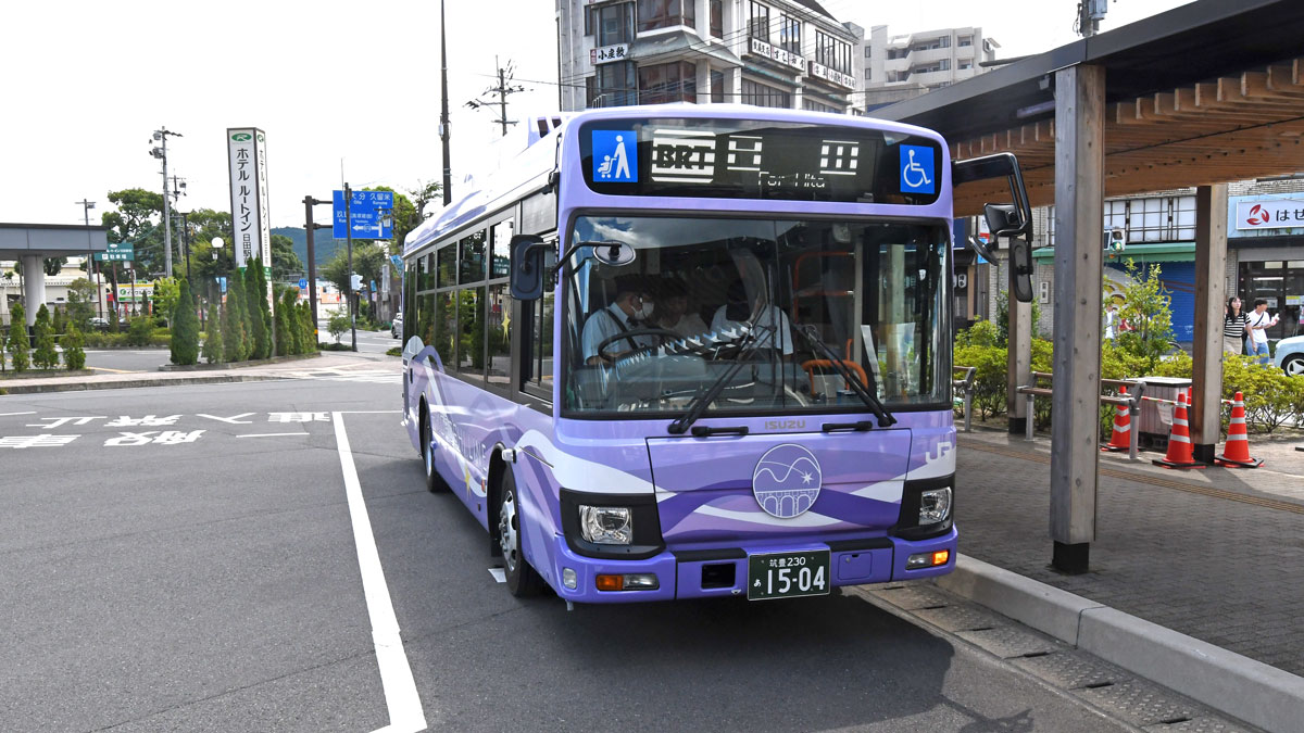中型バスは、ディーゼル車を使用する