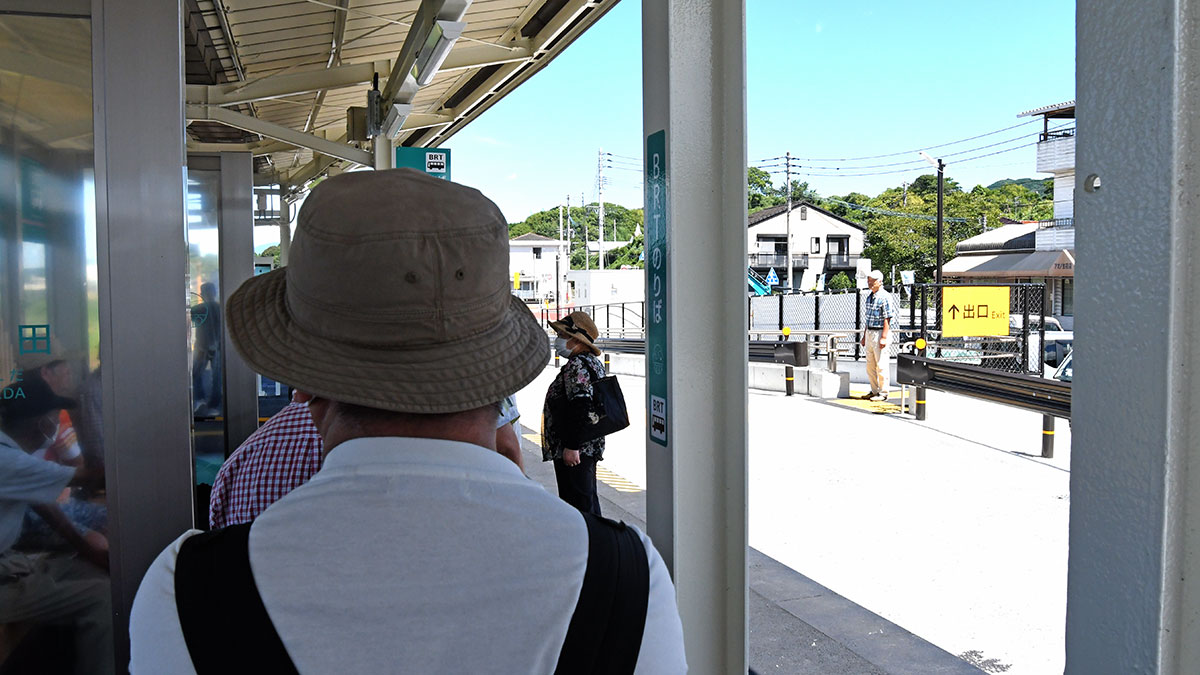 写真3　添田駅は、列車の向かい側のホームへ到着と発車をするため、利用者には分 かりやすく、便利である
