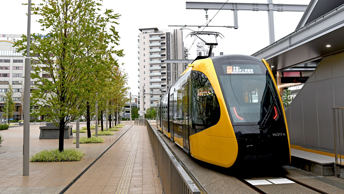 写真1 車両は低床式の3車体の連接車を使用