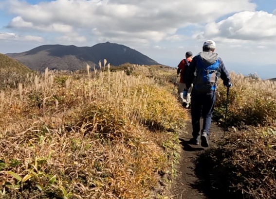 大船山（1,786m）を見ながら下山