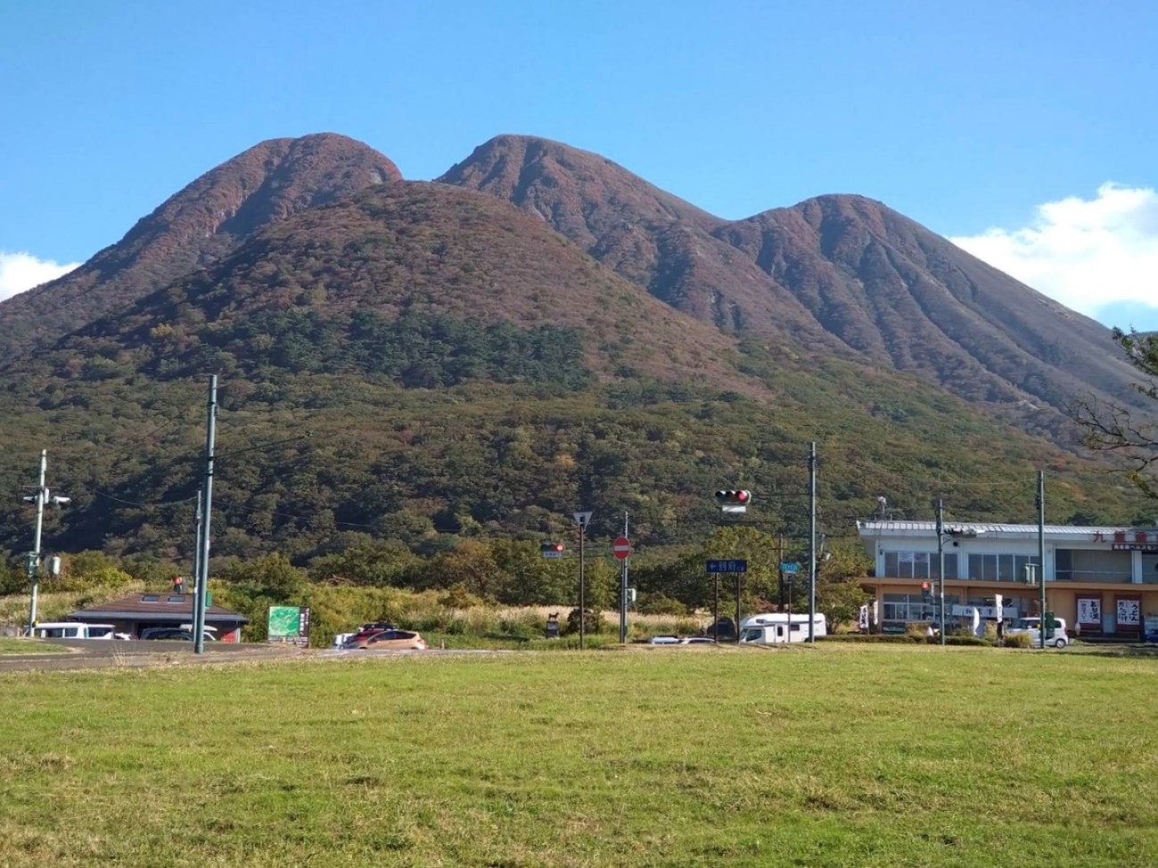 長者原より三俣山　右が西峰