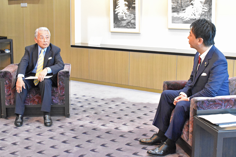 提言について説明する麻生泰・FDC会長（左）と、高島宗一郎・福岡市長（右）