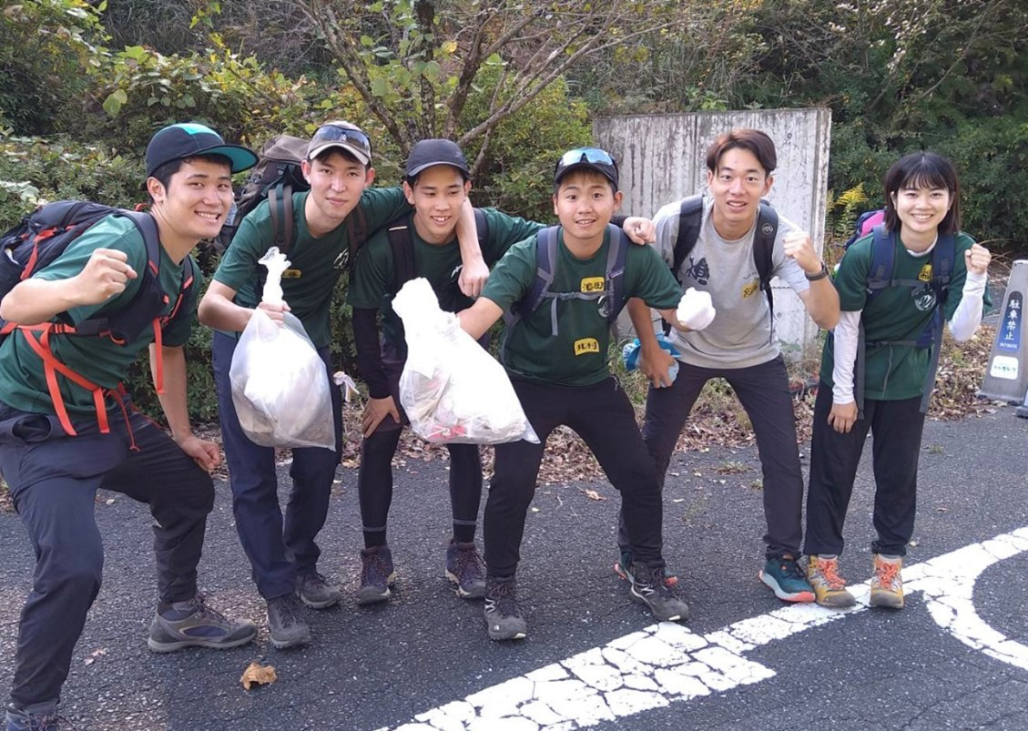 西南学院大学ワンダーフォーゲル部の後輩たち　持っているのはゴミ袋