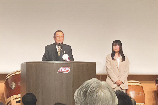 謝意を示す大谷理事長と大谷宇宙（はるか）さん