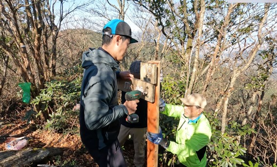 磨き上げた表示板を取り付ける