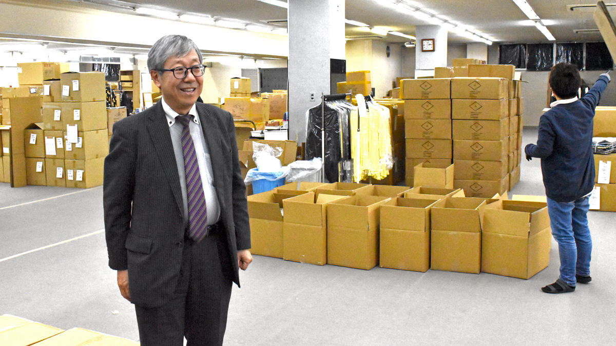 津田社長と出荷を待つ商品