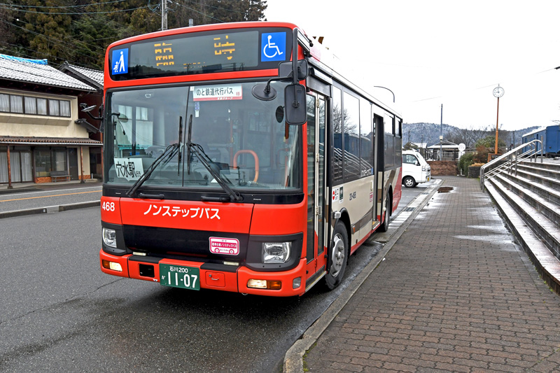 写真3　のと鉄道代行バス