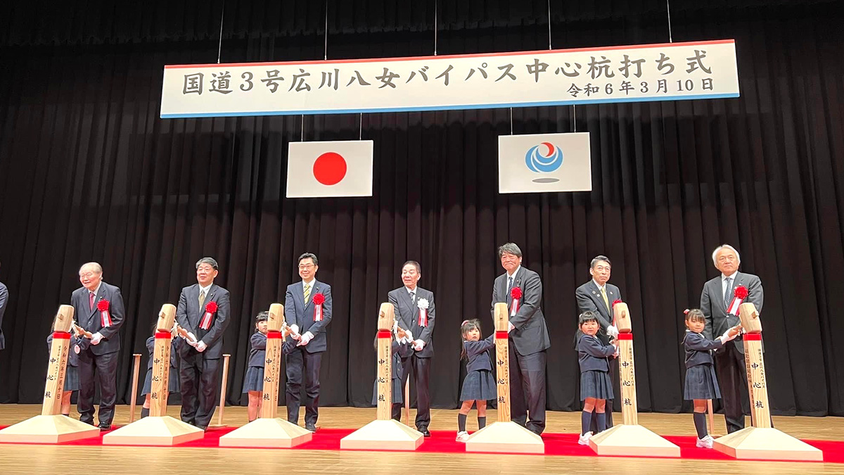 杭打ち式に臨む古賀誠氏や服部福岡県知事ら