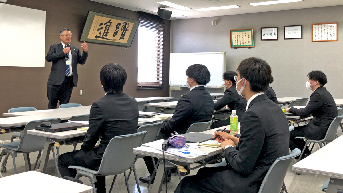 内定者に語りかける冨永社長