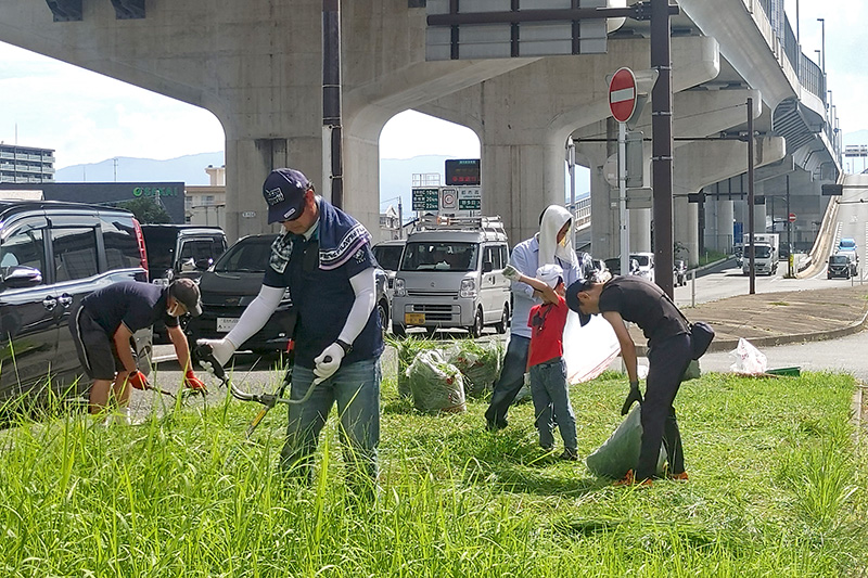 SDGsへの取り組みの一環として地域の清掃活動にも取り組んでいる