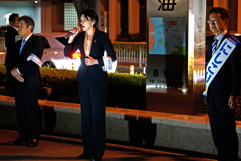 小渕優子選対委員長と共に錦織候補の応援演説をした青木一彦参院議員（一番左）26日