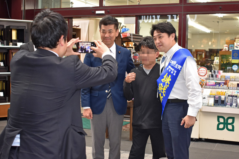 市民との写真撮影に応じる泉氏と丸尾氏