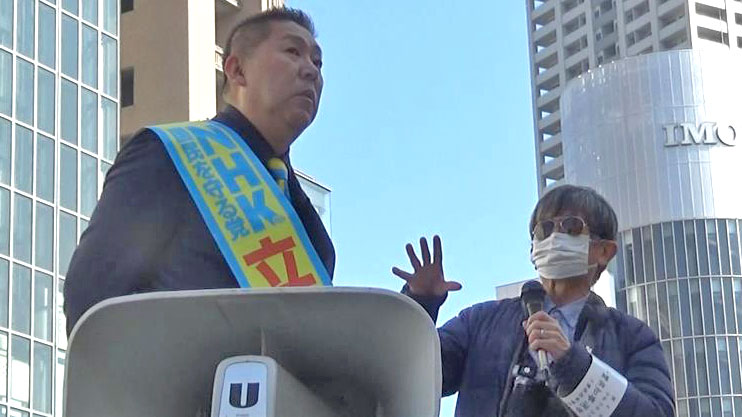 街宣車上の立花孝志代表と筆者(横田)