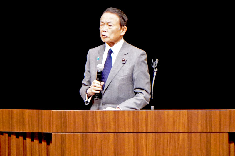 講演を行う麻生太郎氏